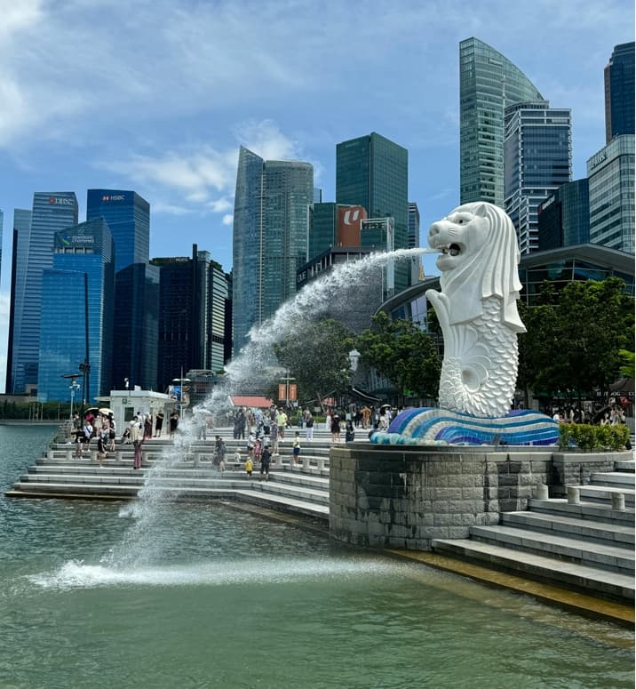 Iconic Merlion Fountain & Marina Bay Financial Skyline